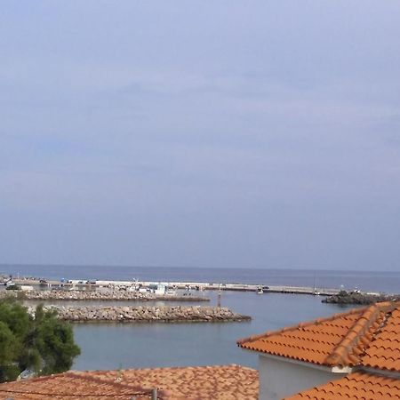 Chrusanthi'S Apartment Nea Skioni Bagian luar foto